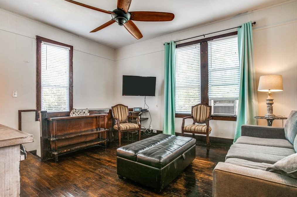 2511 Bernardo De Galvez Ave, Galveston TX 77550 exterior