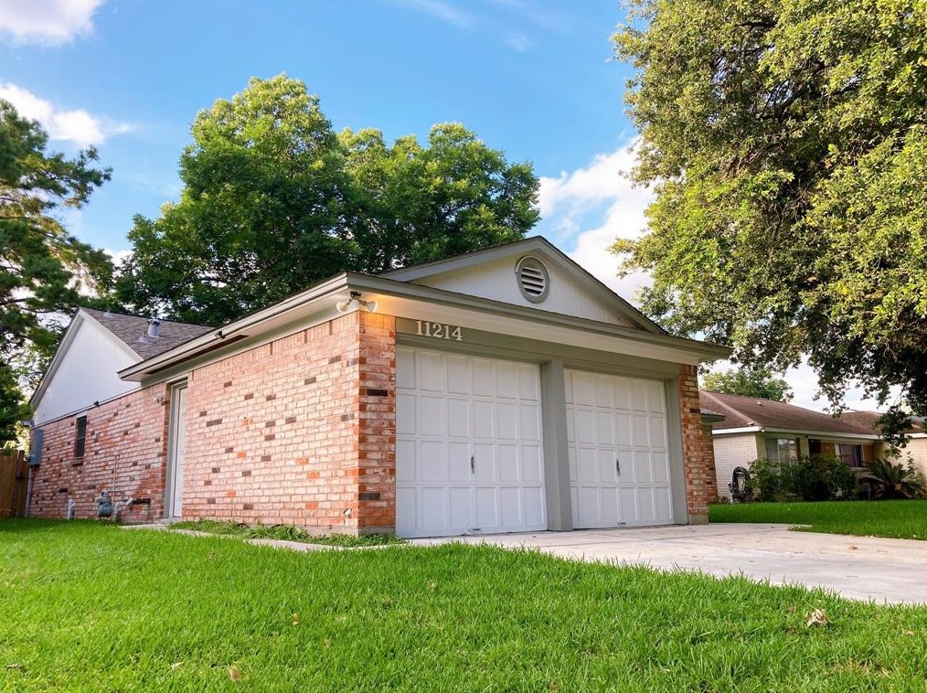 11214 Sharpview Dr, Houston TX  77072-2908 exterior