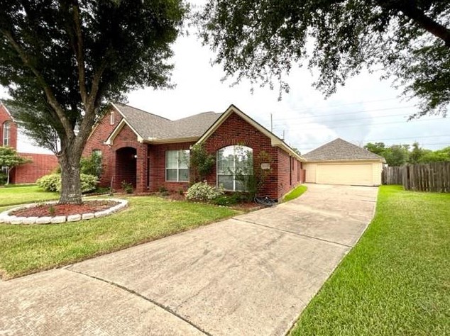 8303 Nahas Ct, Pearland, TX 77584
