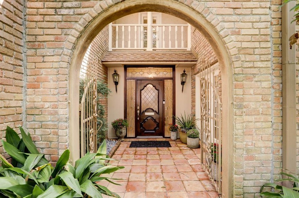 9458 Briar Forest Dr, Houston, TX 77063-1003