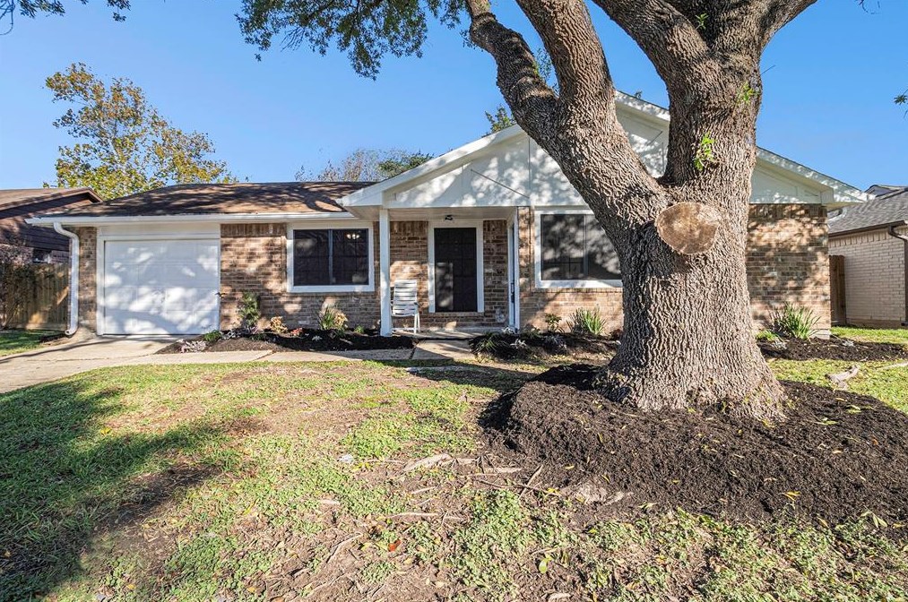 1019 E Brompton Dr, Pearland, TX 77584