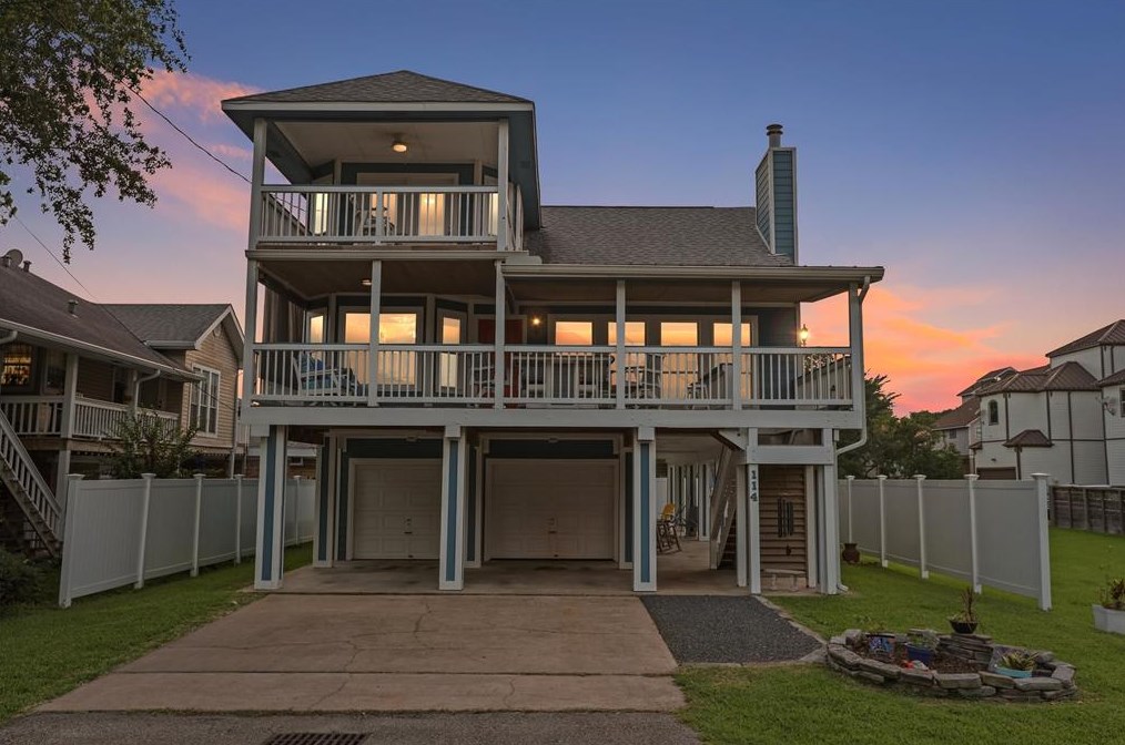 114 Pine Rd, Kemah, TX 77565-2317