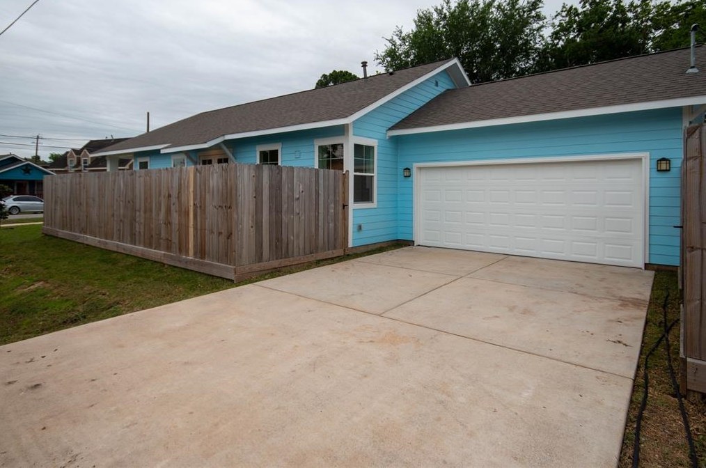 220 74 1/2, Houston TX 77011-4861 exterior