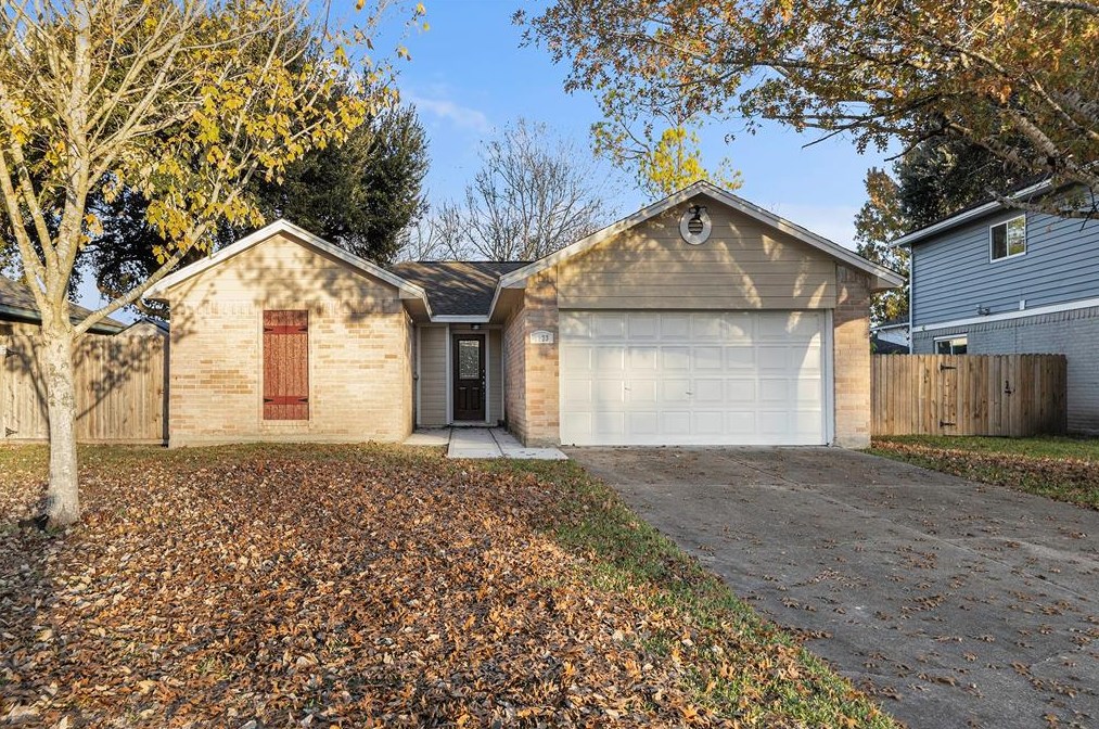 1123 E Belgravia Dr, Pearland, TX 77584