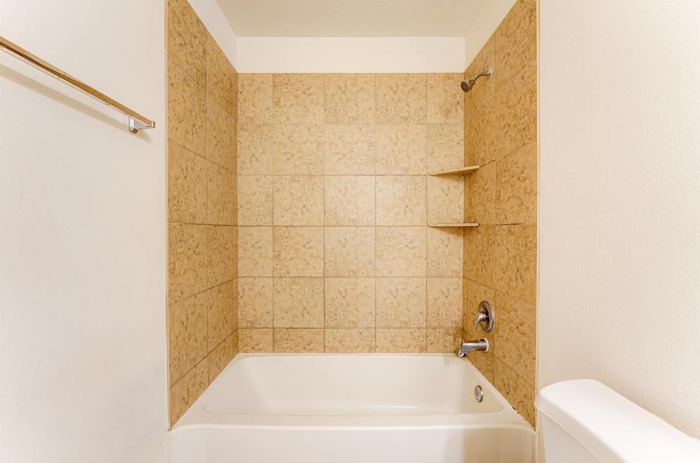2542 Skyview Pt, Houston TX  77047-8120 exterior