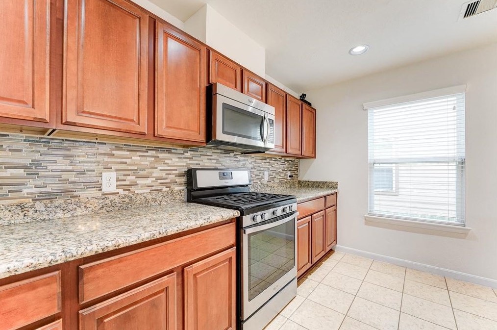2542 Skyview Pt, Houston TX  77047-8120 exterior