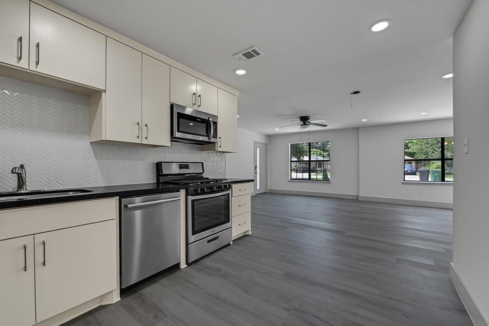 4917 Angleton St, Houston TX  77033-3821 exterior