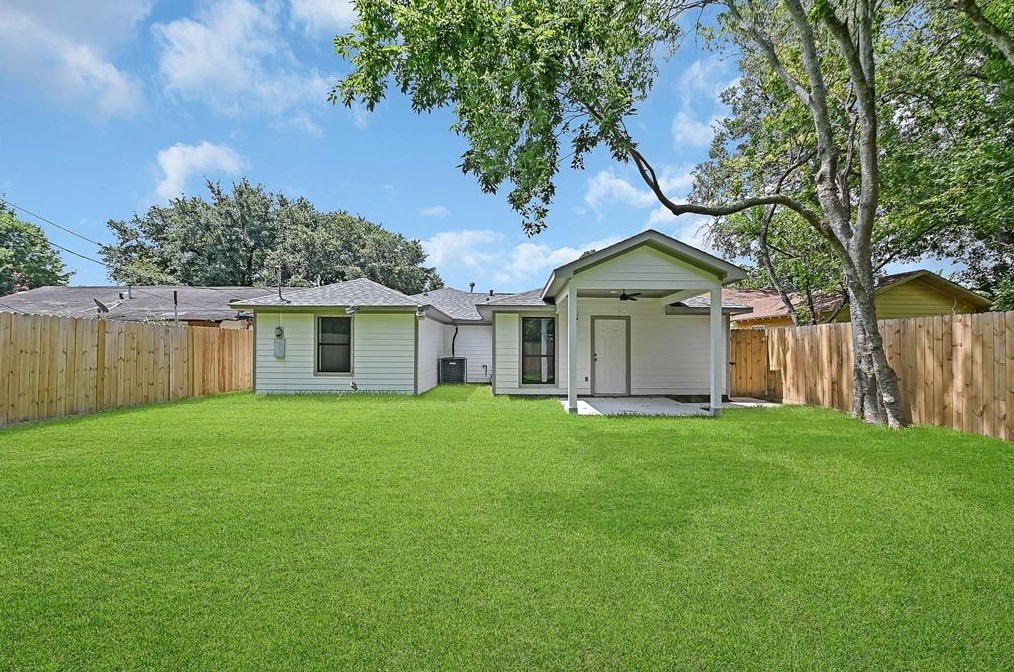 4917 Angleton St, Houston TX  77033-3821 exterior