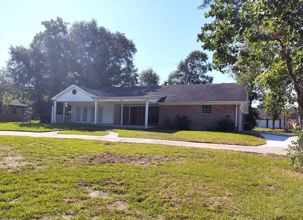 617 Baywood Dr, Taylor Lake Village, TX 77586