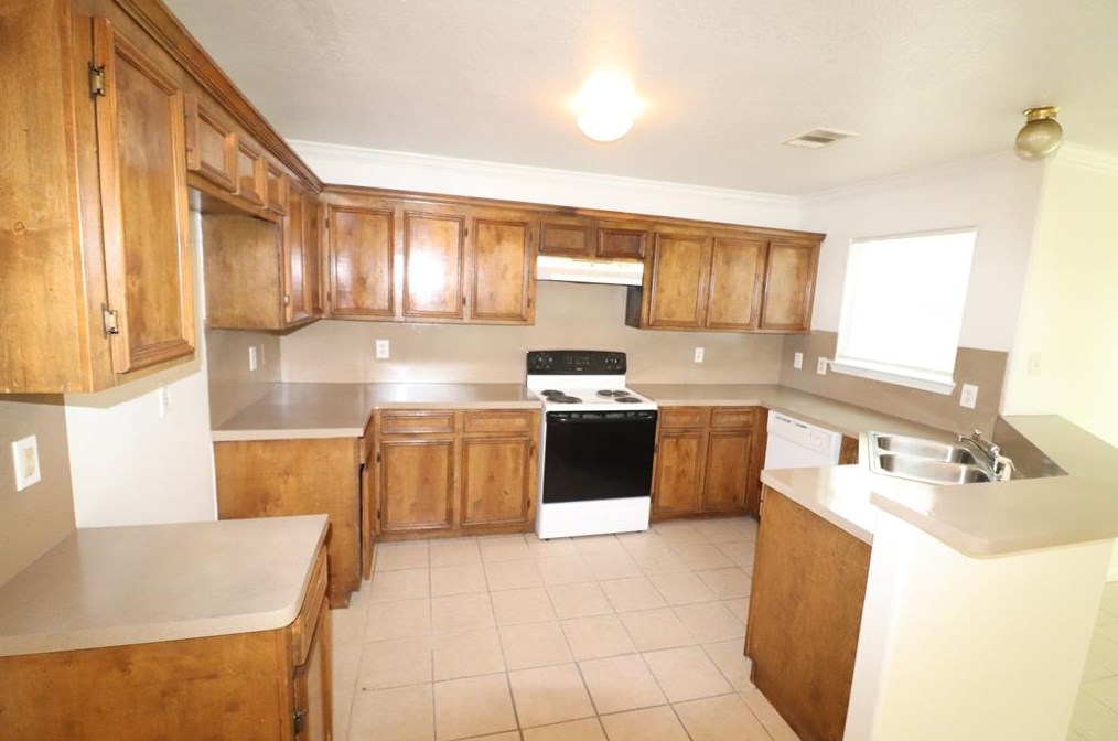 4648 Galesburg St #a, Houston, TX 77051