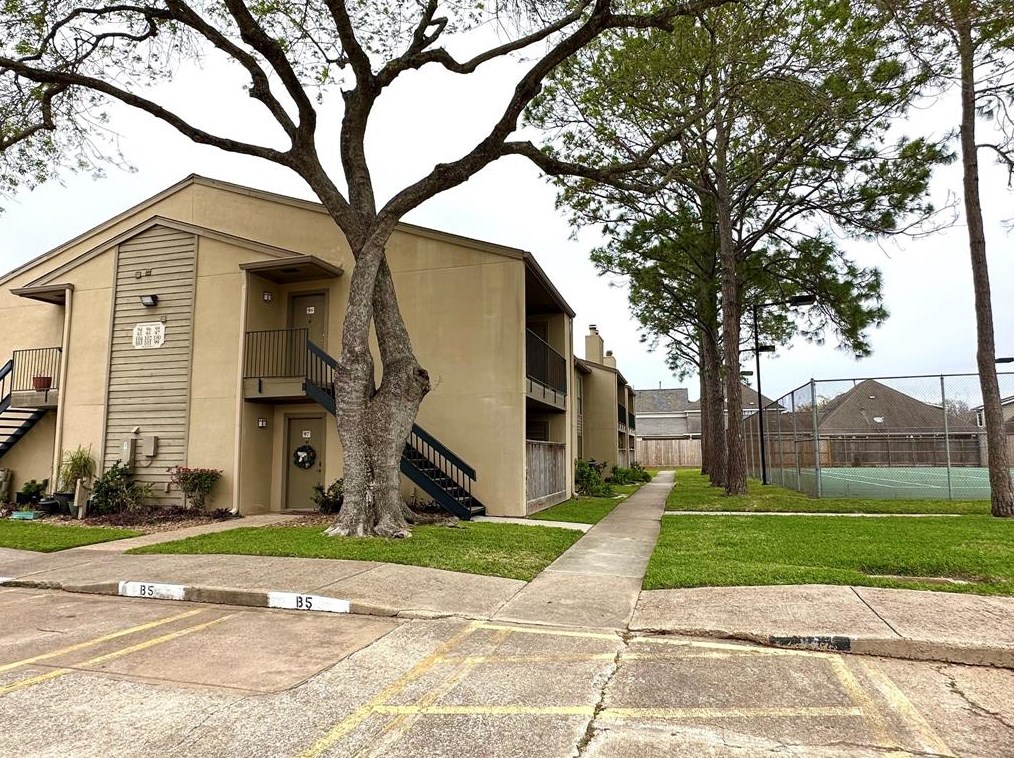 3300 Pebblebrook Dr, Taylor Lake Village TX  77586-6056 exterior