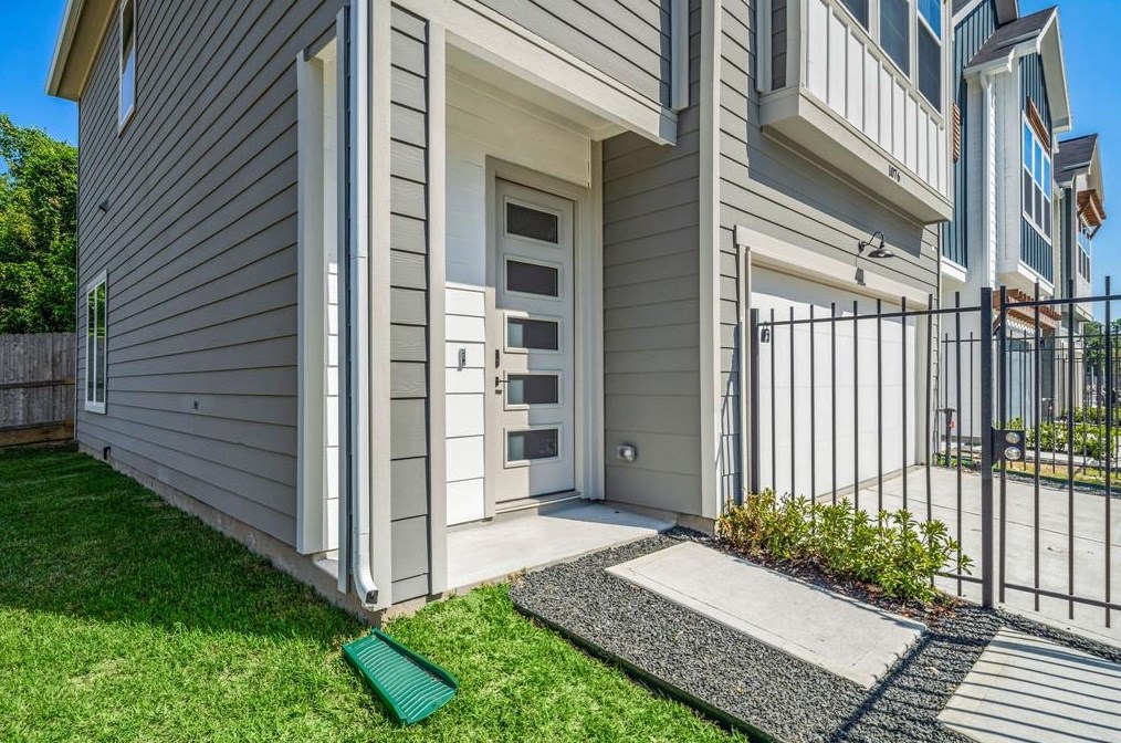 1076 Mansfield St, Houston, TX 77091