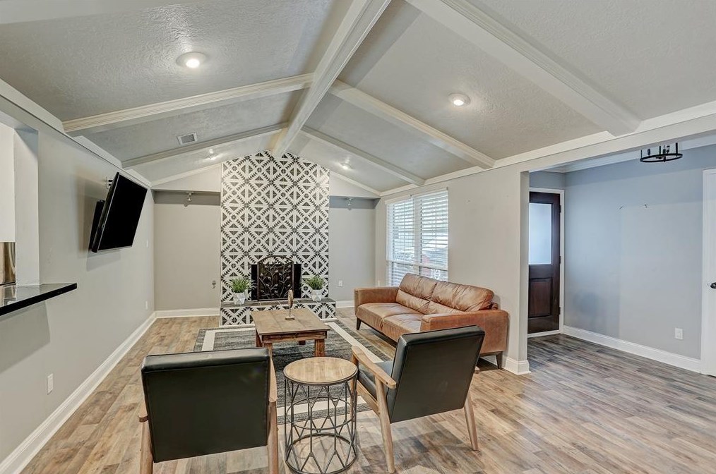 2222 Walnut Bend Ln, Houston TX  77042-2821 exterior