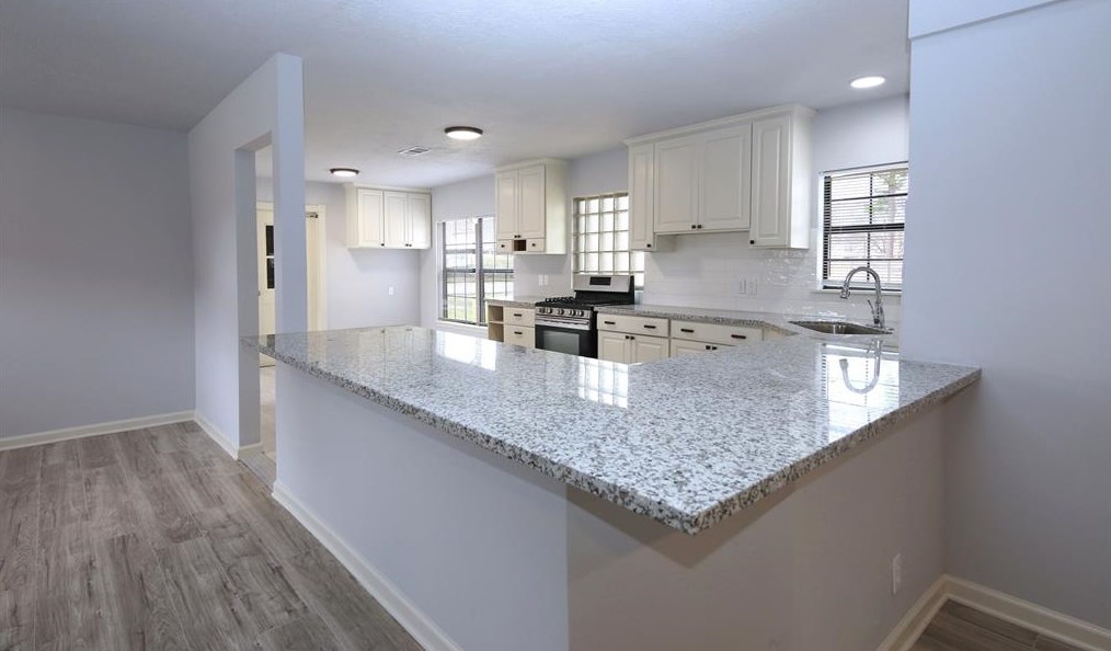 5221 Palmetto St, Bellaire, TX 77401