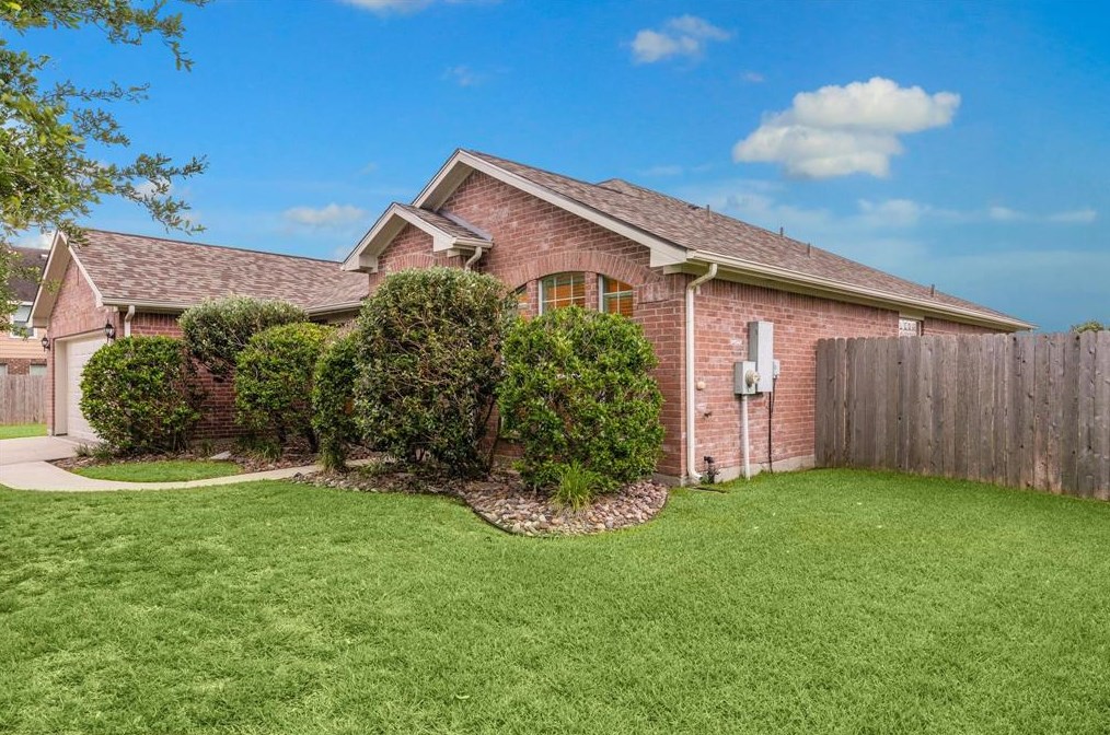 1802 Grandoak Dr, Pearland, TX 77581-2529