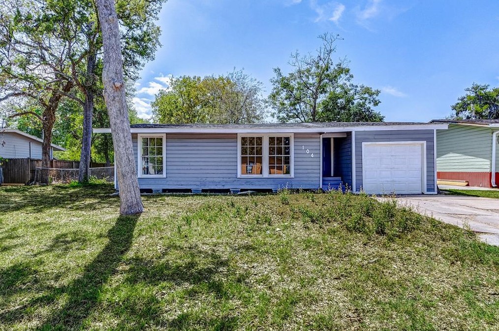 104 Cherry St, Richwood, TX 77566