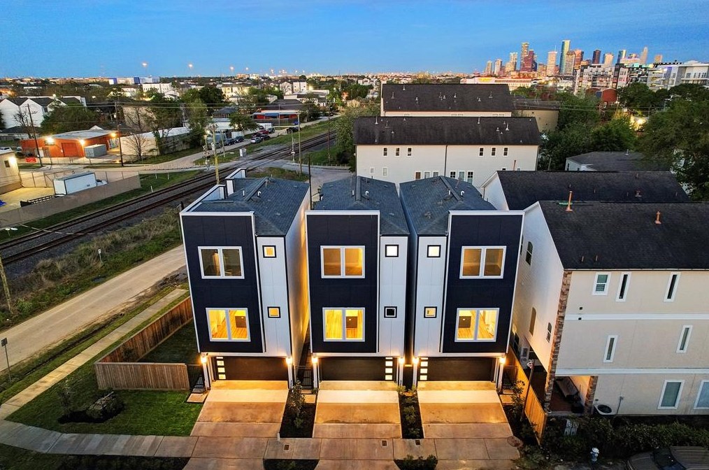 1318 Reinerman St, Houston, TX 77007-3232