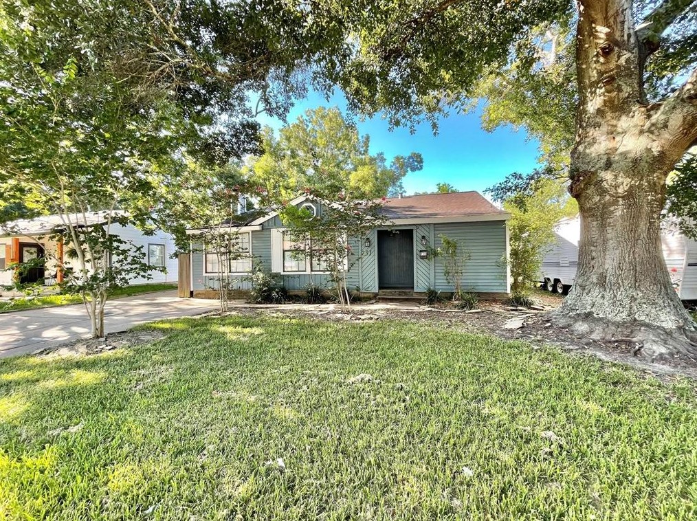 731 Kyle St, Angleton, TX 77515