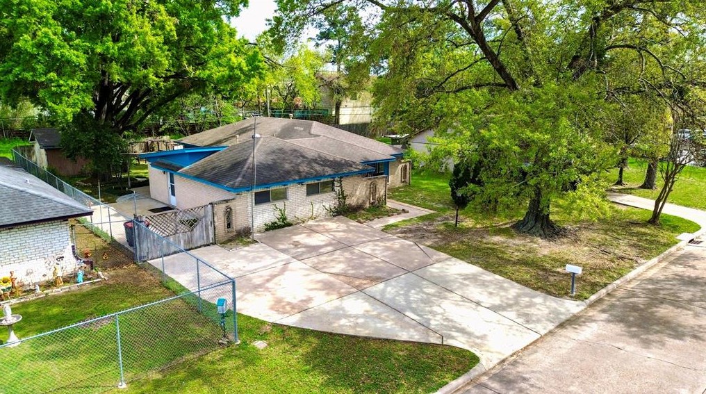 12502 Countrywood Ln, Houston, TX 77039-3819