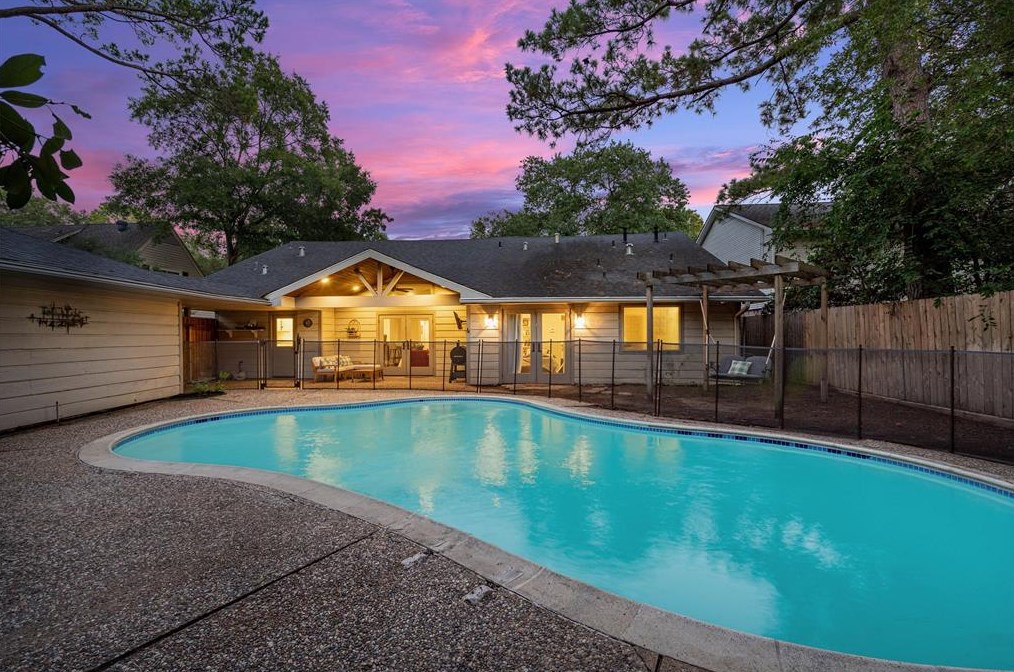 807 Greenpark Dr, Houston TX  77072-1050 exterior