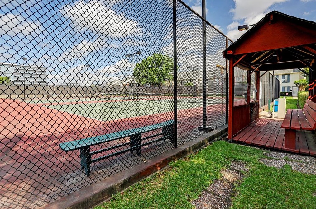 1631 Sam Houston Pkwy, Houston TX  77032-3031 exterior