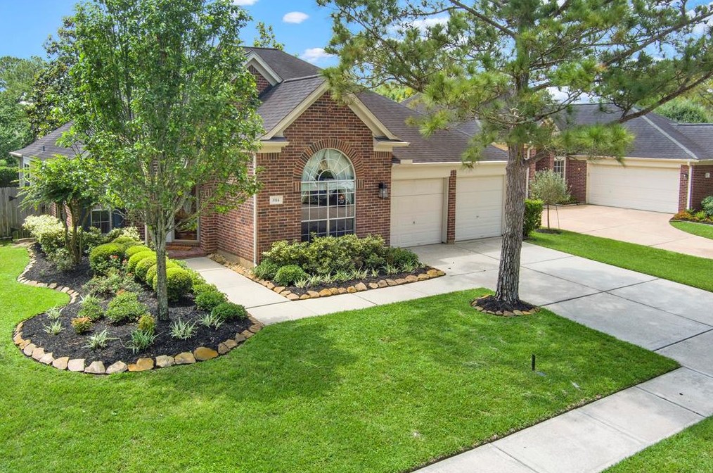 3914 Summerfield Dr, Pearland, TX 77584-5947