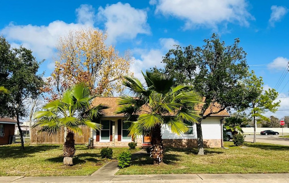 115 Mimosa St, Richwood, TX 77531