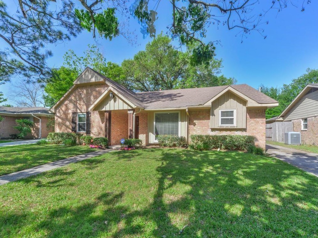 8302 Pontiac Dr, Houston, TX 77096-1029