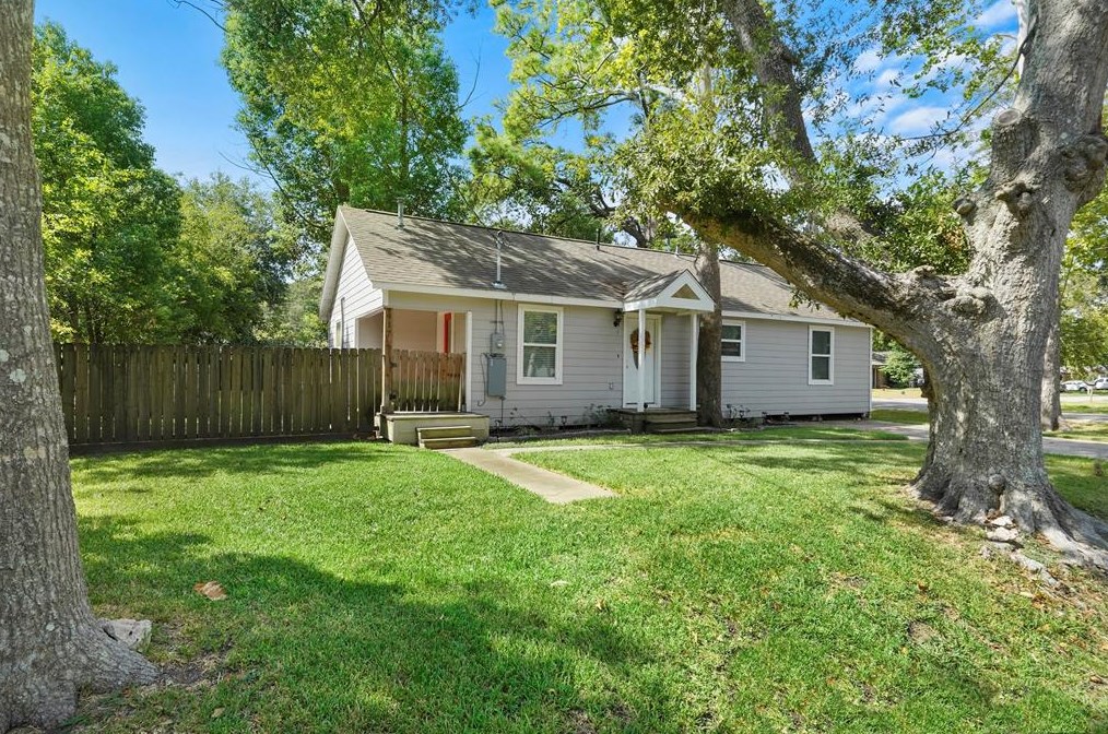 917 Snyder St, Alvin, TX 77511-2129