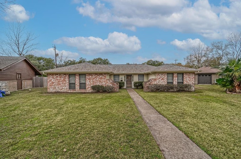 1111 Pecan Cir, Taylor Lake Village, TX 77586