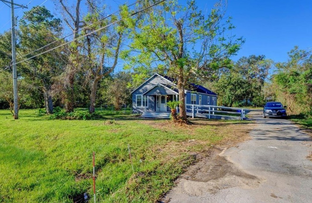2122 S Columbia Dr, West Columbia, TX 77486