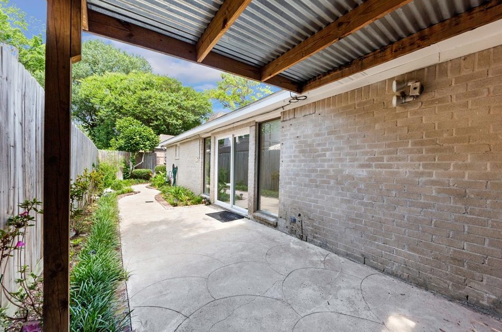 12800 Briar Forest Dr, Houston TX  77077-2209 exterior