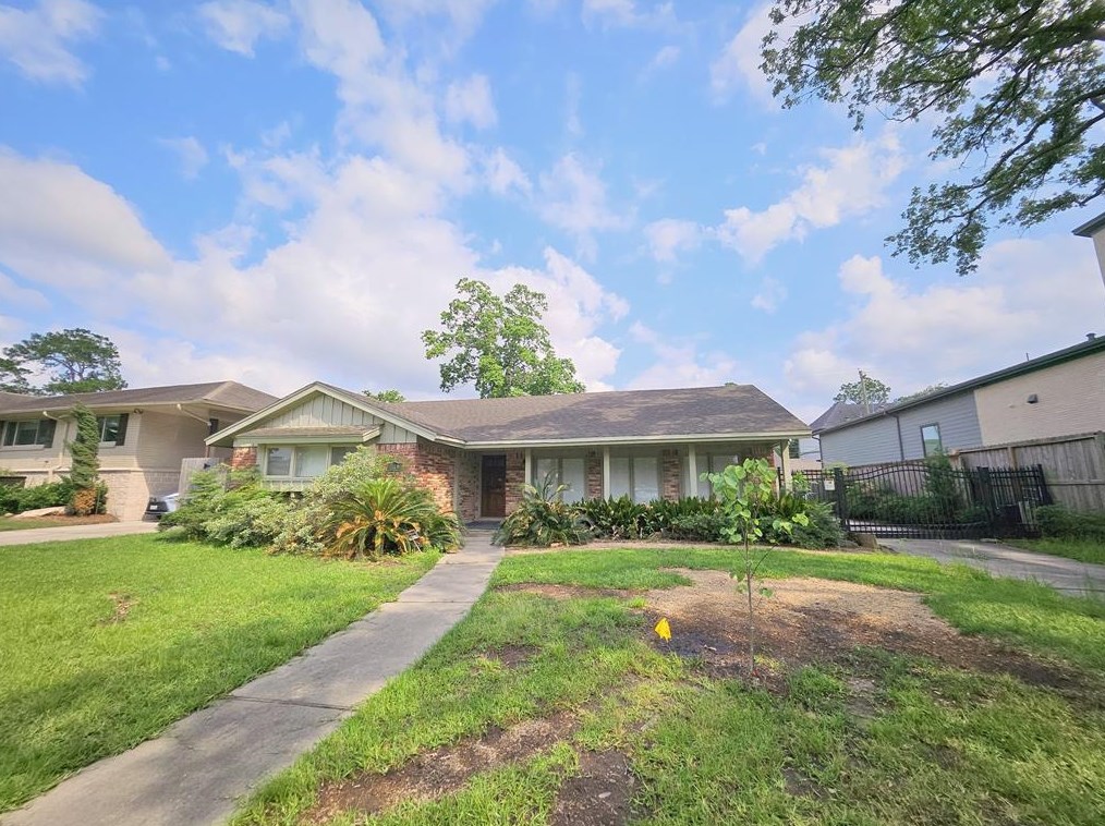 5019 Yarwell Dr, Houston, TX 77096-5329