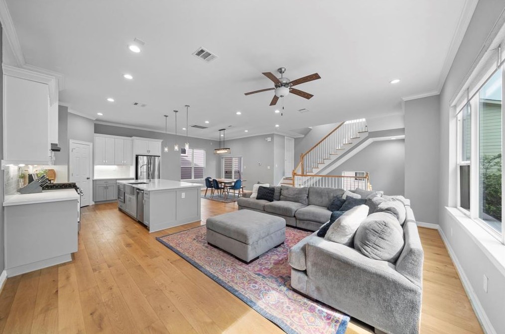 5528 Larkin St, Houston, TX 77007-1833