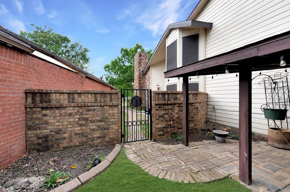 1615 Westbranch Dr, Houston TX  77072-1035 exterior