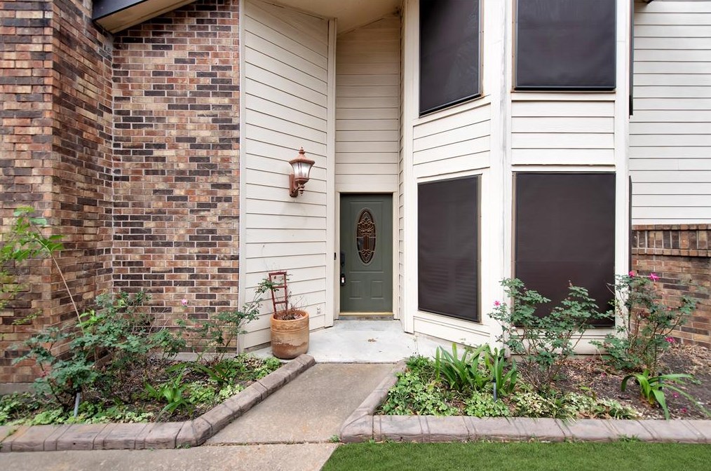 1615 Westbranch Dr, Houston TX  77072-1035 exterior