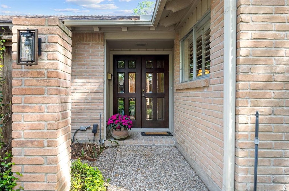 10038 Wickersham Ln, Houston TX  77027-4014 exterior