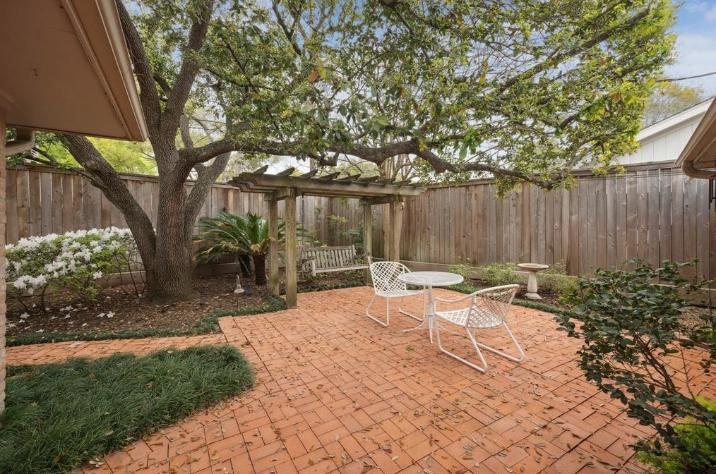 10038 Wickersham Ln, Houston TX  77027-4014 exterior