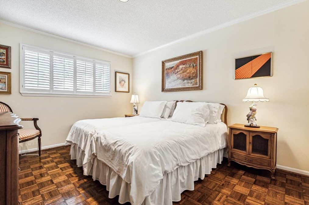 10038 Wickersham Ln, Houston TX  77027-4014 exterior