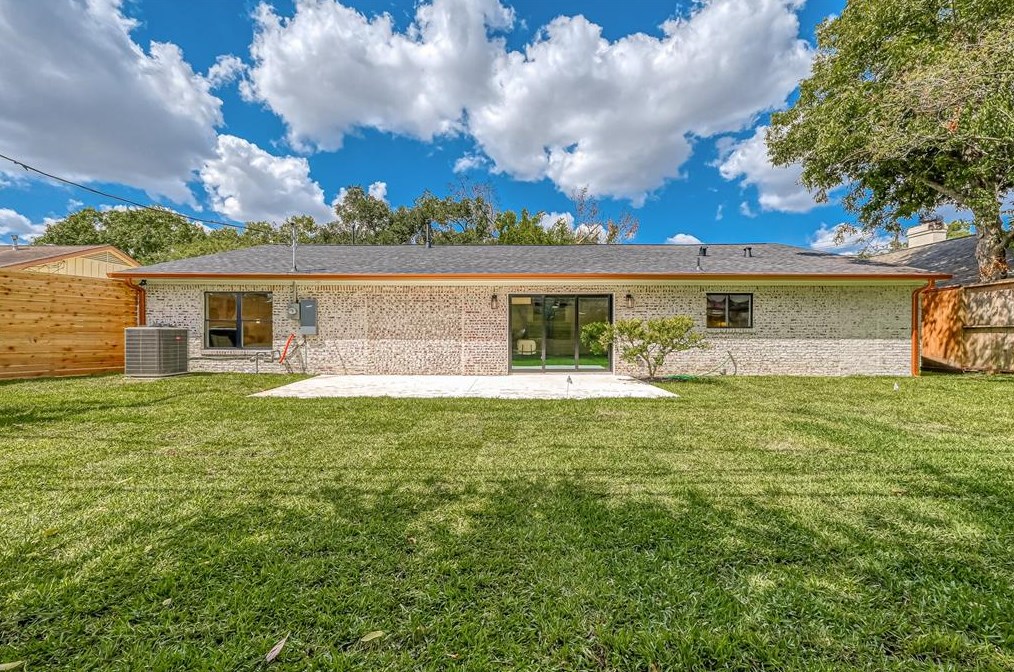 2311 Stoney Brook Dr, Houston TX  77063-6164 exterior