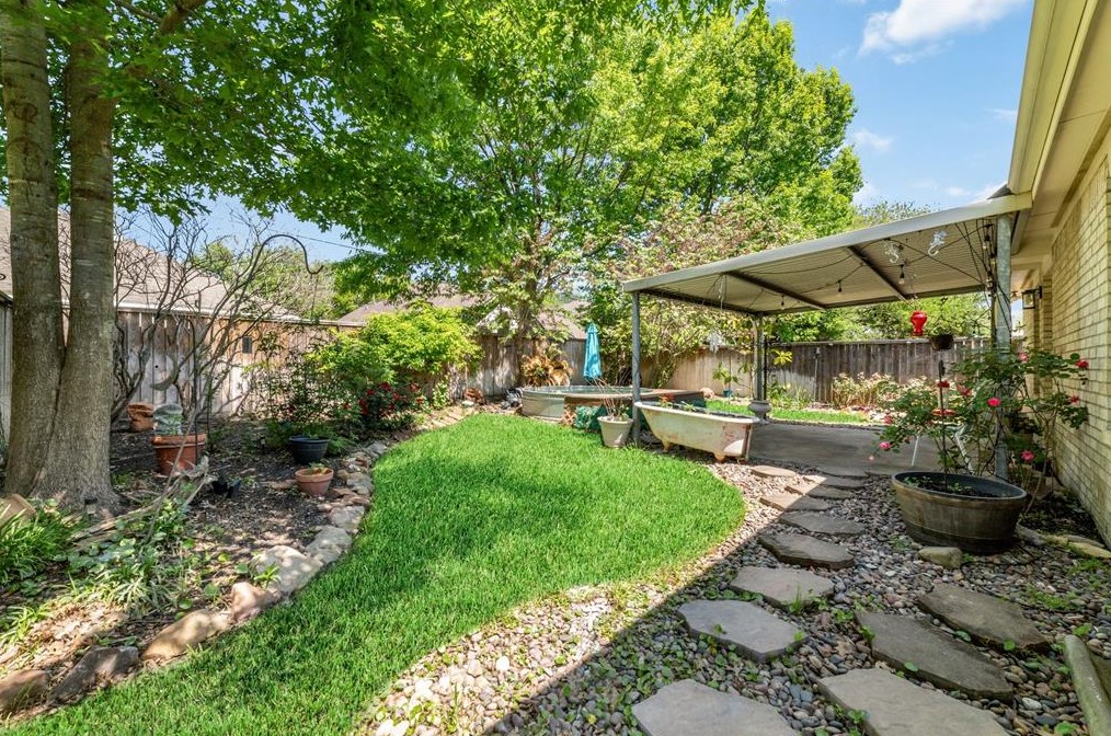 17226 Shadow Ledge Dr, Houston TX  77095-7178 exterior