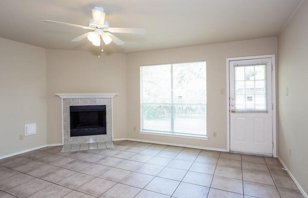 1034 Canterbury Dr, Pearland, TX 77584