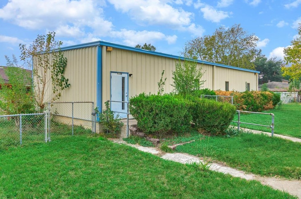 9103 Shl Crk Dr, Houston TX  77064-1617 exterior