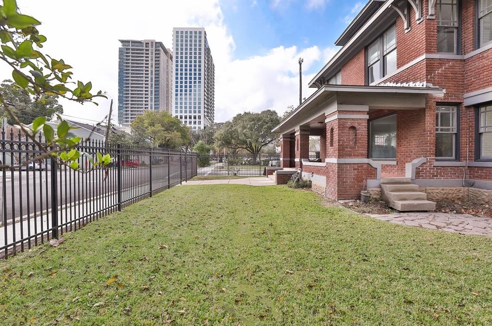 816 Hawthorne St, Houston, TX 77006