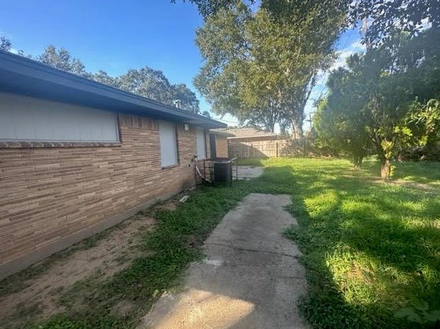 9013 Lugary Dr, Houston TX  77074-6715 exterior