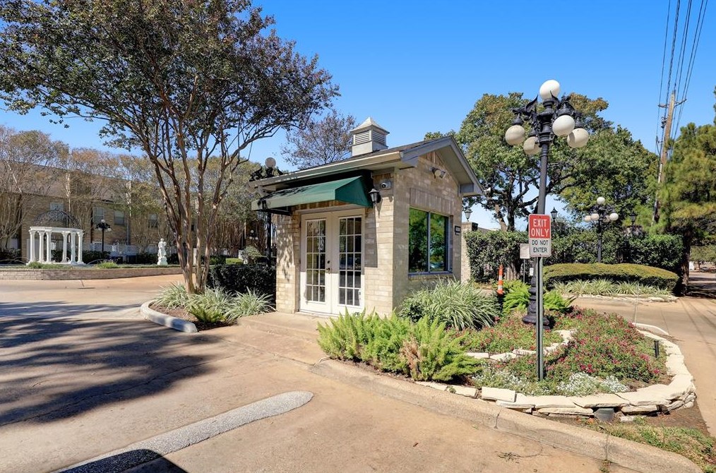 6000 Reims Rd, Houston TX  77036-3006 exterior