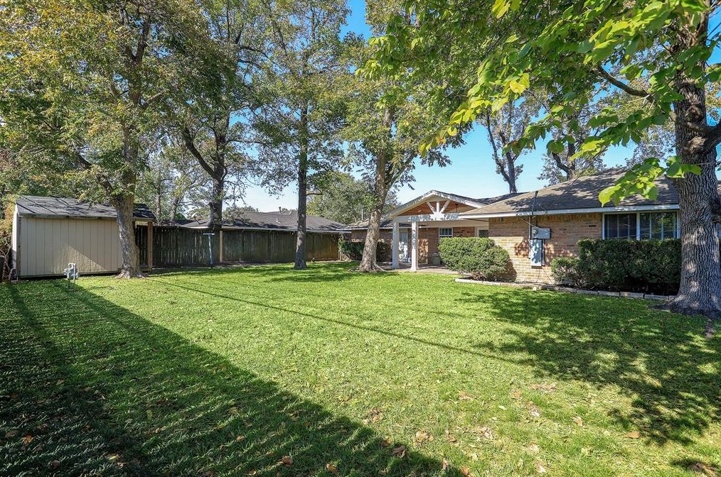 8923 Blankenship Dr, Houston TX  77080-3002 exterior