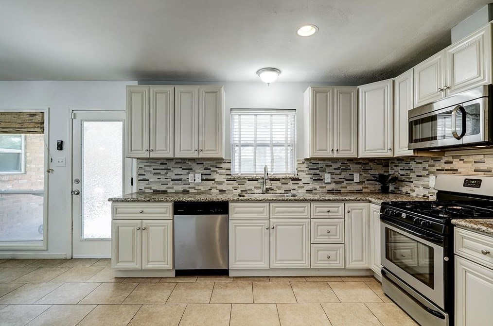 8923 Blankenship Dr, Houston TX  77080-3002 exterior