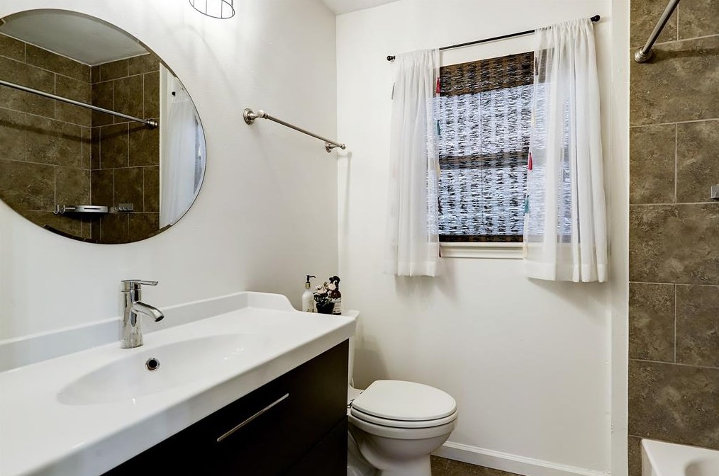 8923 Blankenship Dr, Houston TX  77080-3002 exterior