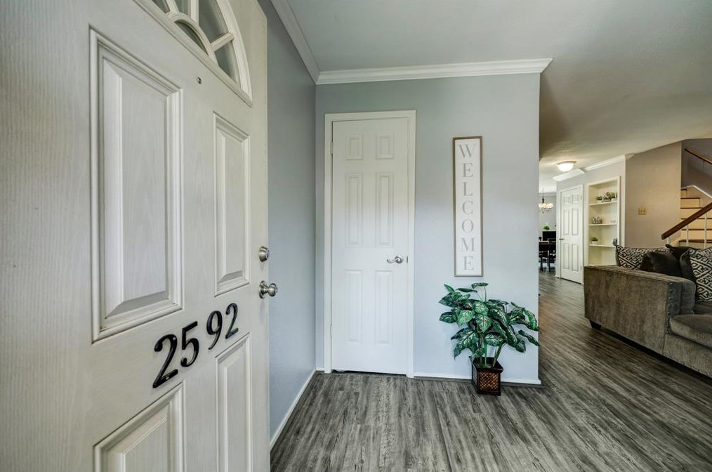 2592 Bering Dr, Houston TX  77057-4940 exterior